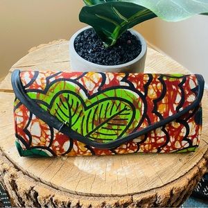 Tropical purse Black Leather Trim Snaps to close with an inside pocket that zips